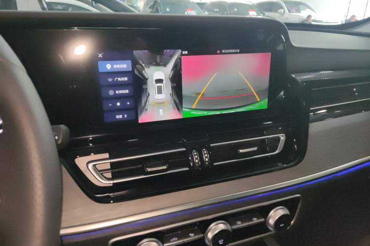 Used Hongqi HS5 2026 Model 2.0T Two-Wheel Drive Qi Xiang Pro Edition Audio And AC Panel