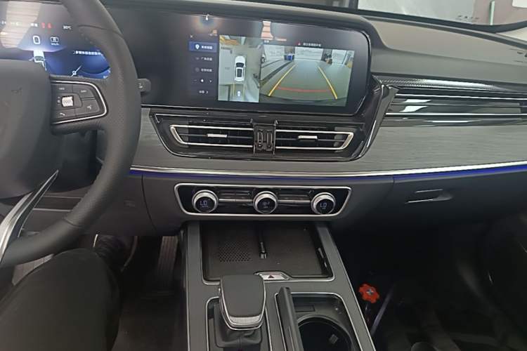 Used Hongqi HS5 2026 Model 2.0T Two-Wheel Drive Qi Xiang Pro Edition Audio And AC Panel