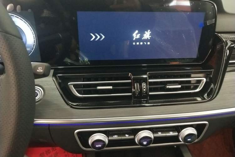 Used Hongqi HS5 2026 Model 2.0T Four-Wheel Drive Qi Xiang Pro Edition Audio And AC Panel
