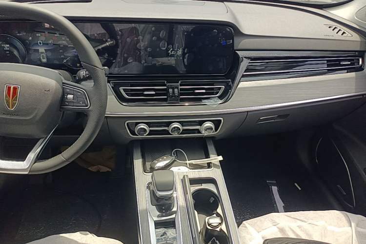 Used Hongqi HS5 2026 Model 2.0T Two-Wheel Drive Qi Xiang Pro Edition Audio And AC Panel