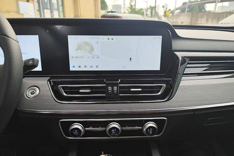 Used Hongqi HS5 2026 Model 2.0T Two-Wheel Drive Qi Yun Pro Edition Audio And AC Panel