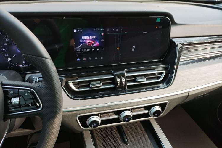 Used Hongqi HS5 2026 Model 2.0T Two-Wheel Drive Qi Xiang Pro Edition Audio And AC Panel