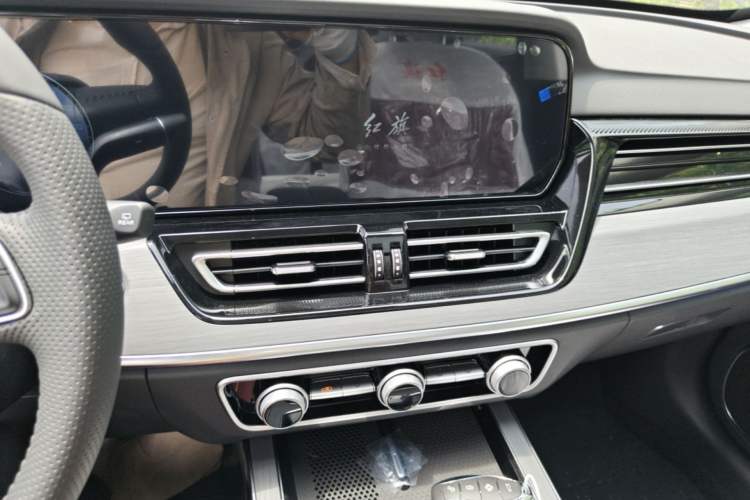 Used Hongqi HS5 2026 Model 2.0T Two-Wheel Drive Qi Xiang Pro Edition Audio And AC Panel
