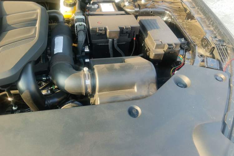 Used Hongqi HS5 2026 Model 2.0T Two-Wheel Drive Qi Xiang Pro Edition Engine Bay Left