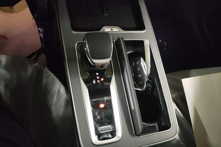 Used Hongqi HS5 2026 Model 2.0T Two-Wheel Drive Qi Yun Pro Edition Gear Lever