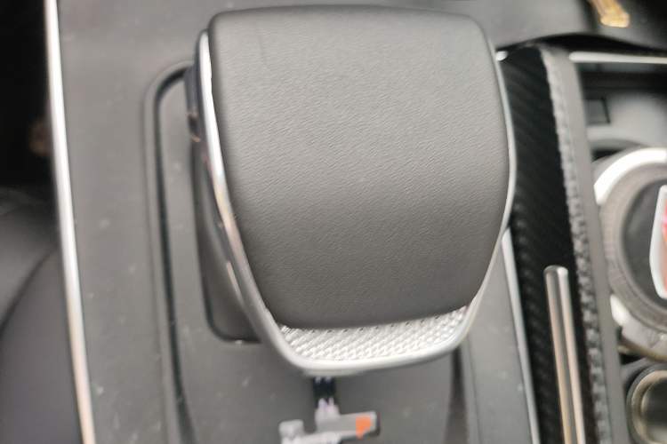 Used Hongqi HS5 2026 Model 2.0T Two-Wheel Drive Xuan Ying Edition Gear Lever