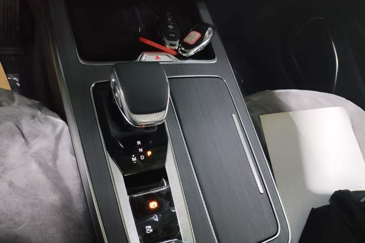 Used Hongqi HS5 2026 Model 2.0T Two-Wheel Drive Qi Yun Pro Edition Gear Lever