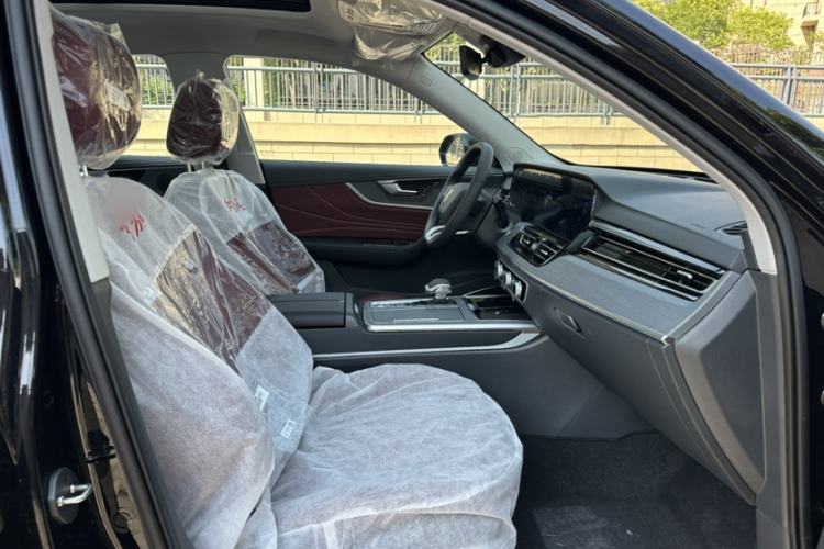 Used Hongqi HS5 2026 Model 2.0T Two-Wheel Drive Qi Xiang Pro Edition Interior 2