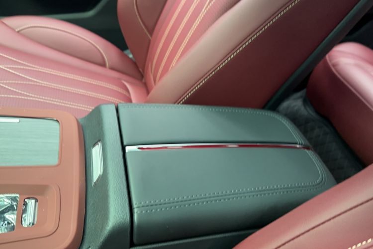 Used Hongqi HS5 2026 Model 2.0T Two-Wheel Drive Qi Xiang Pro Edition Interior 4