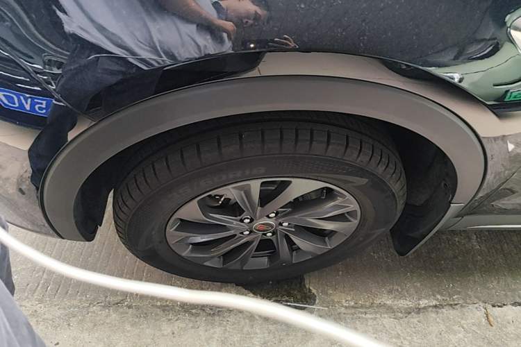 Used Hongqi HS5 2026 Model 2.0T Two-Wheel Drive Qi Xiang Pro Edition Left Front Wheel Hub