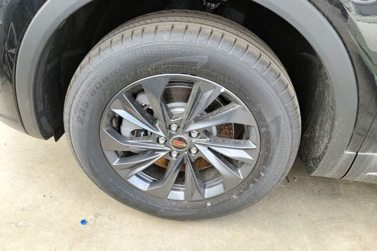 Used Hongqi HS5 2026 Model 2.0T Two-Wheel Drive Qi Xiang Pro Edition Left Front Wheel Hub