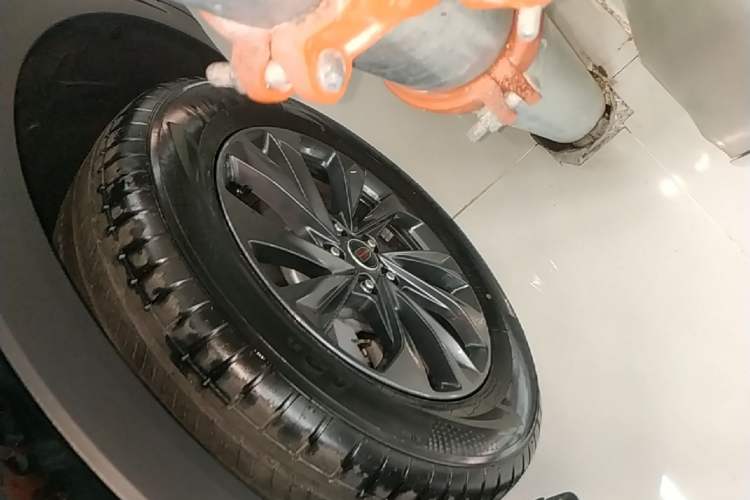Used Hongqi HS5 2026 Model 2.0T Two-Wheel Drive Qi Xiang Pro Edition Left Front Wheel Hub
