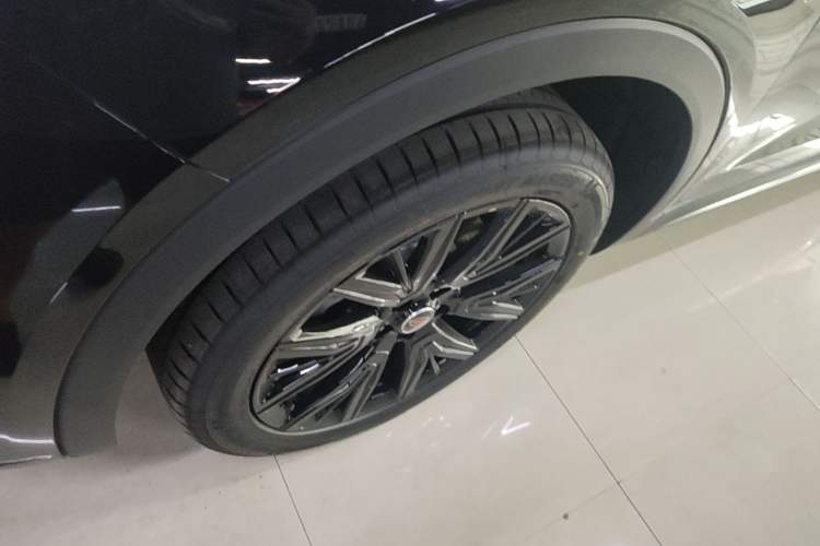 Used Hongqi HS5 2026 Model 2.0T Two-Wheel Drive Qi Yun Pro Edition Left Front Wheel Hub