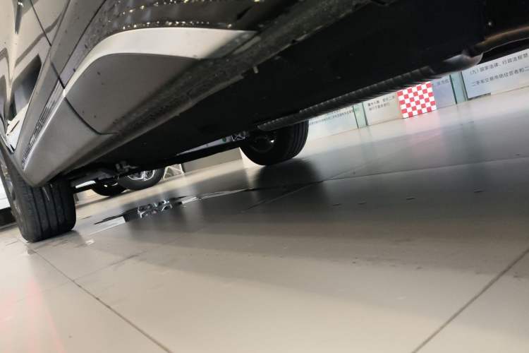 Used Hongqi HS5 2026 Model 2.0T Two-Wheel Drive Qi Xiang Pro Edition Left Side Sill