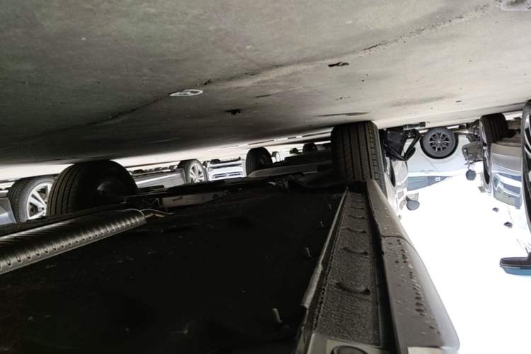 Used Hongqi HS5 2026 Model 2.0T Two-Wheel Drive Qi Xiang Pro Edition Left Side Sill