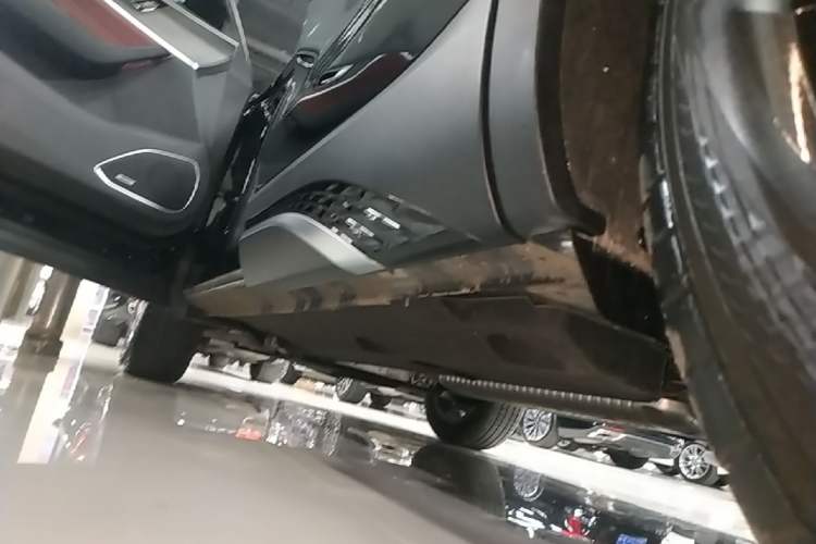 Used Hongqi HS5 2026 Model 2.0T Two-Wheel Drive Qi Xiang Pro Edition Left Side Sill
