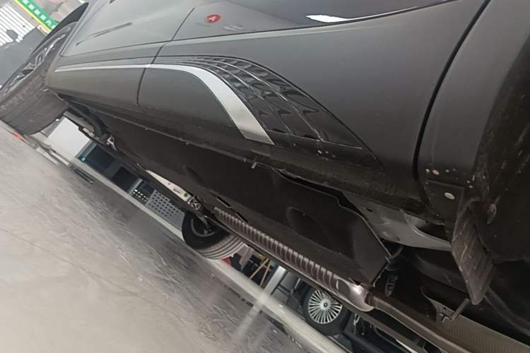 Used Hongqi HS5 2026 Model 2.0T Two-Wheel Drive Qi Xiang Pro Edition Left Side Sill