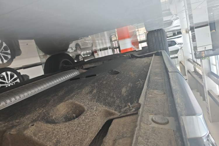 Used Hongqi HS5 2026 Model 2.0T Two-Wheel Drive Qi Yun Pro Edition Left Side Sill