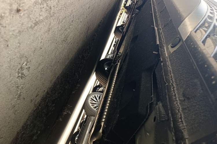 Used Hongqi HS5 2026 Model 2.0T Two-Wheel Drive Qi Xiang Pro Edition Left Side Sill