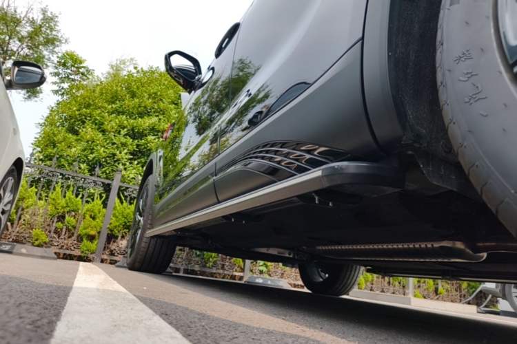 Used Hongqi HS5 2026 Model 2.0T Two-Wheel Drive Xuan Ying Edition Left Side Sill