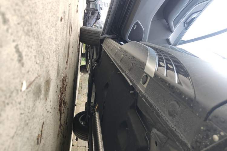 Used Hongqi HS5 2026 Model 2.0T Two-Wheel Drive Qi Xiang Pro Edition Left Side Sill