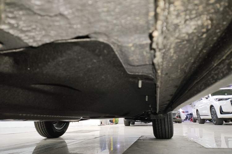 Used Hongqi HS5 2026 Model 2.0T Two-Wheel Drive Qi Yun Pro Edition Left Side Sill