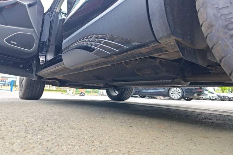 Used Hongqi HS5 2026 Model 2.0T Two-Wheel Drive Xuan Ying Edition Left Side Sill