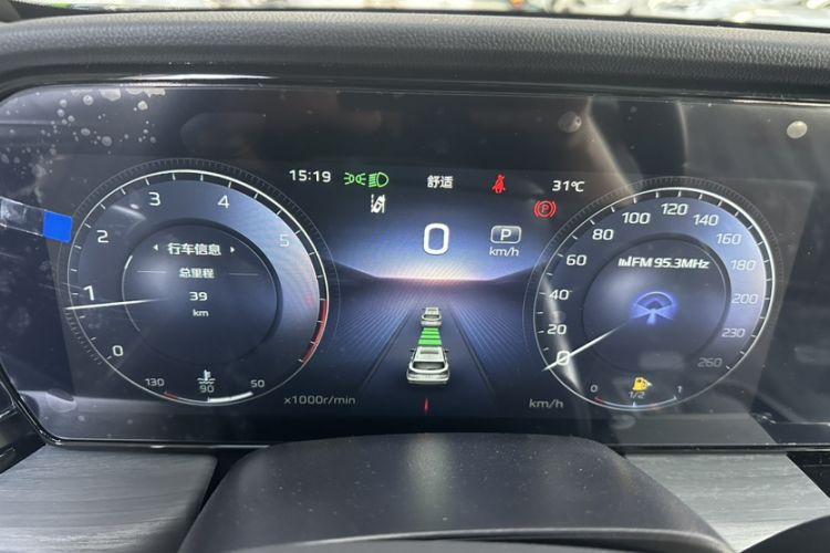 Used Hongqi HS5 2026 Model 2.0T Two-Wheel Drive Qi Xiang Pro Edition Odometer Close Up