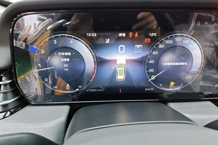Used Hongqi HS5 2026 Model 2.0T Two-Wheel Drive Qi Xiang Pro Edition Odometer Close Up