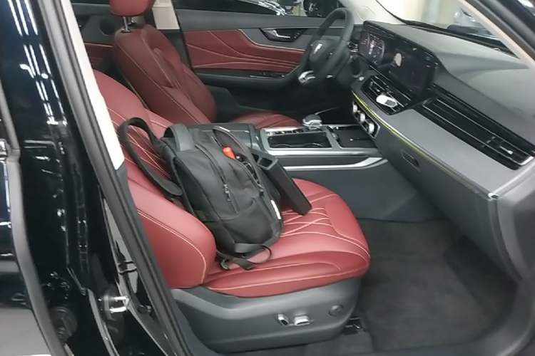 Used Hongqi HS5 2026 Model 2.0T Two-Wheel Drive Qi Xiang Pro Edition Right Front Seat