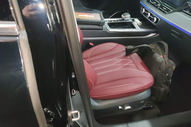 Used Hongqi HS5 2026 Model 2.0T Two-Wheel Drive Qi Xiang Pro Edition Right Front Seat