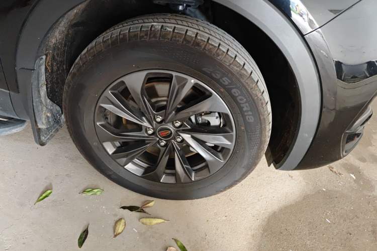 Used Hongqi HS5 2026 Model 2.0T Two-Wheel Drive Qi Xiang Pro Edition Right Front Wheel Hub