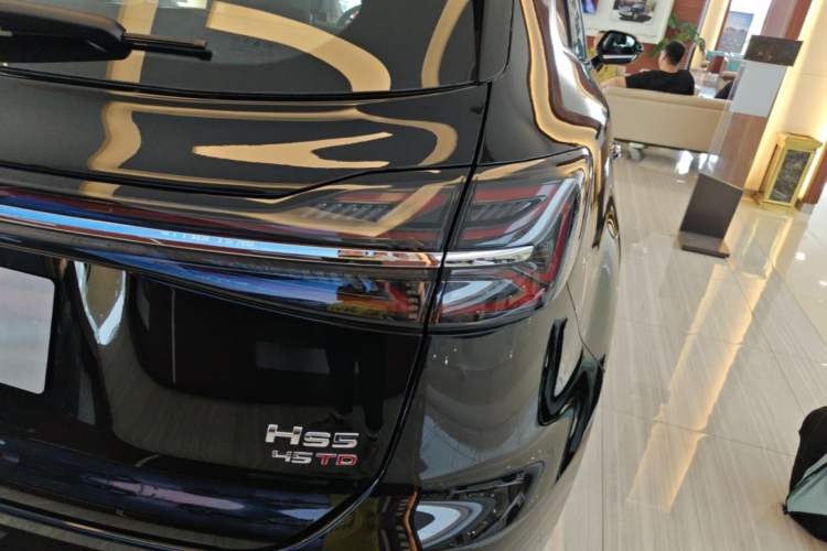 Used Hongqi HS5 2026 Model 2.0T Two-Wheel Drive Qi Xiang Pro Edition Right Rear Taillight