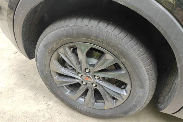 Used Hongqi HS5 2026 Model 2.0T Two-Wheel Drive Qi Xiang Pro Edition Right Rear Wheel Hub