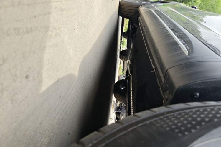 Used Hongqi HS5 2026 Model 2.0T Two-Wheel Drive Qi Xiang Pro Edition Right Side Sill