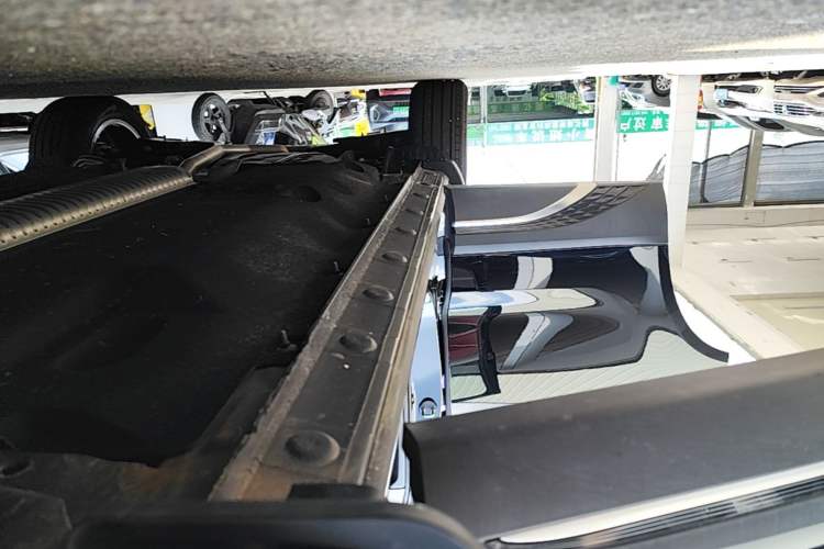 Used Hongqi HS5 2026 Model 2.0T Two-Wheel Drive Qi Xiang Pro Edition Right Side Sill