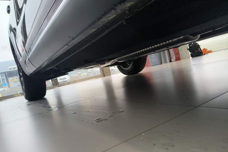 Used Hongqi HS5 2026 Model 2.0T Two-Wheel Drive Qi Xiang Pro Edition Right Side Sill