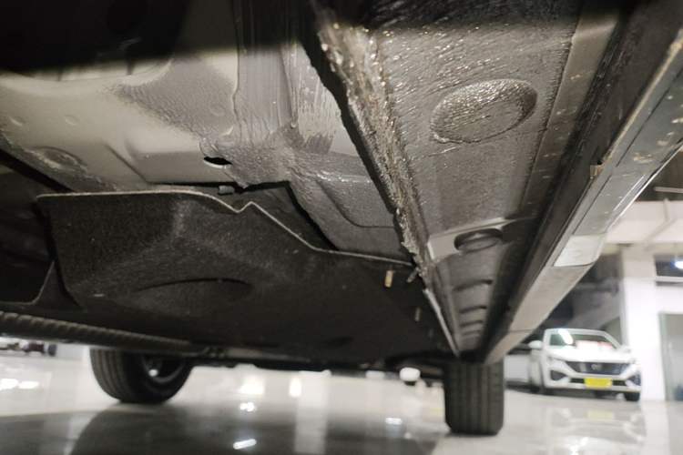 Used Hongqi HS5 2026 Model 2.0T Two-Wheel Drive Qi Yun Pro Edition Right Side Sill