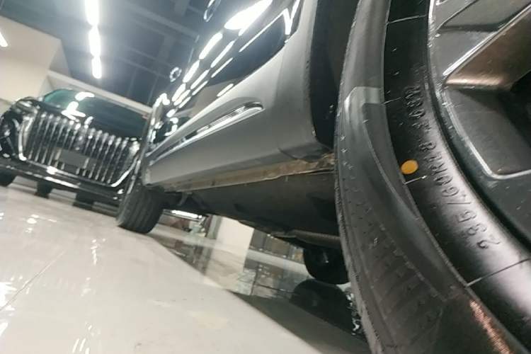 Used Hongqi HS5 2026 Model 2.0T Two-Wheel Drive Qi Xiang Pro Edition Right Side Sill