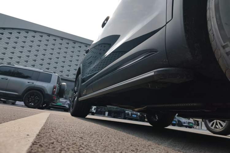 Used Hongqi HS5 2026 Model 2.0T Two-Wheel Drive Xuan Ying Edition Right Side Sill