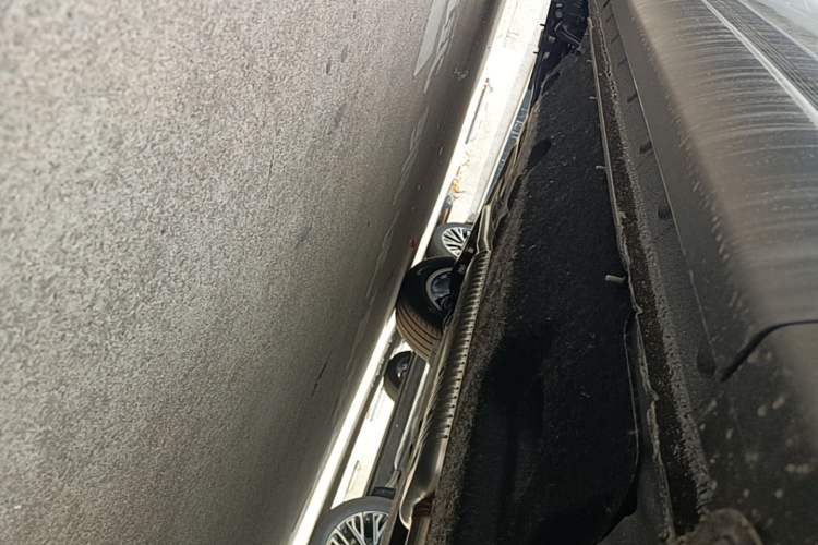 Used Hongqi HS5 2026 Model 2.0T Two-Wheel Drive Qi Xiang Pro Edition Right Side Sill