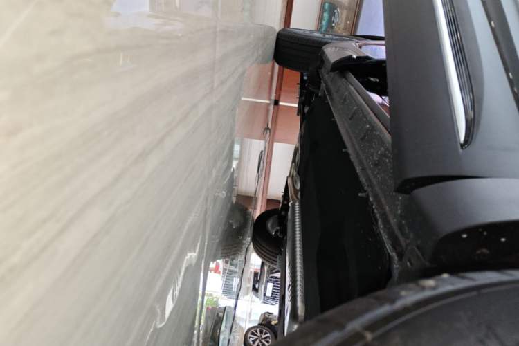 Used Hongqi HS5 2026 Model 2.0T Two-Wheel Drive Qi Xiang Pro Edition Right Side Sill