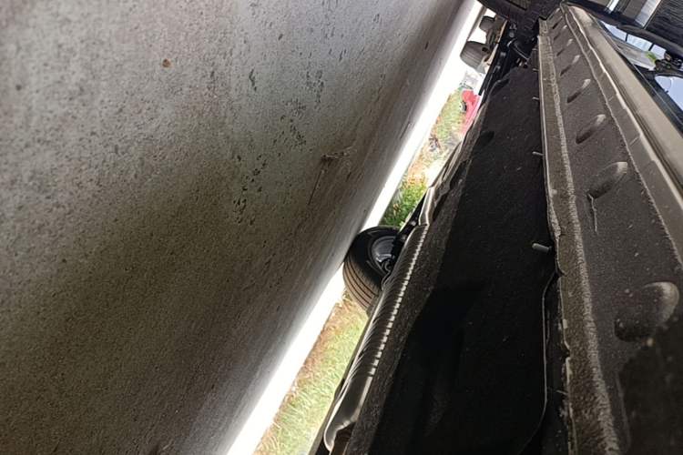 Used Hongqi HS5 2026 Model 2.0T Two-Wheel Drive Qi Xiang Pro Edition Right Side Sill