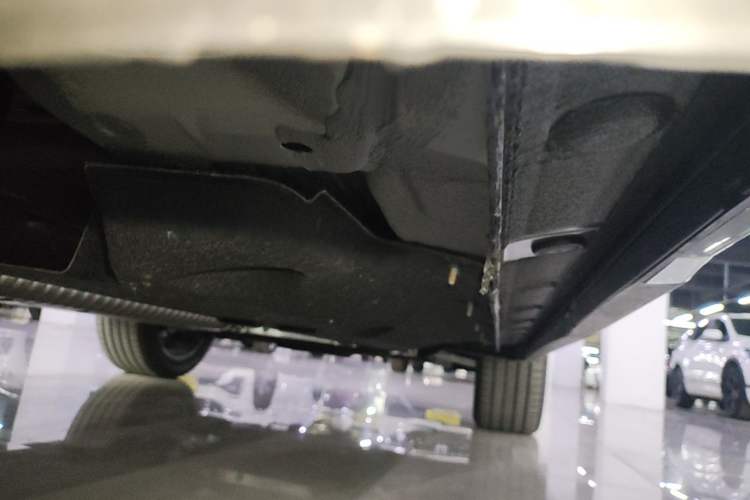 Used Hongqi HS5 2026 Model 2.0T Two-Wheel Drive Qi Yun Pro Edition Right Side Sill