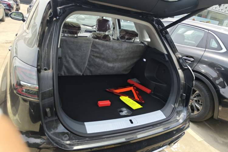 Used Hongqi HS5 2026 Model 2.0T Two-Wheel Drive Qi Xiang Pro Edition Trunk