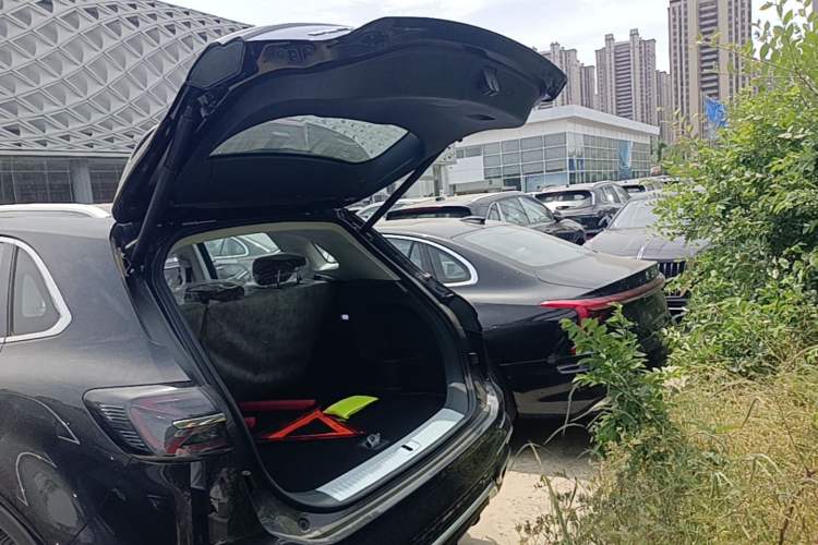 Used Hongqi HS5 2026 Model 2.0T Two-Wheel Drive Qi Xiang Pro Edition Trunk