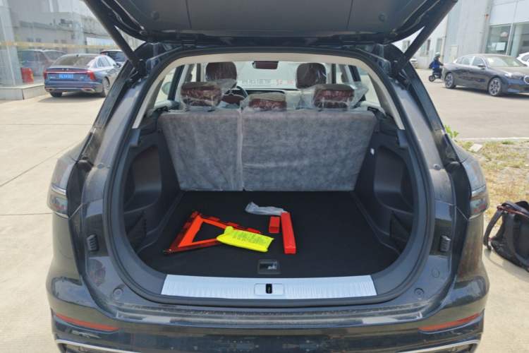 Used Hongqi HS5 2026 Model 2.0T Two-Wheel Drive Qi Xiang Pro Edition Trunk