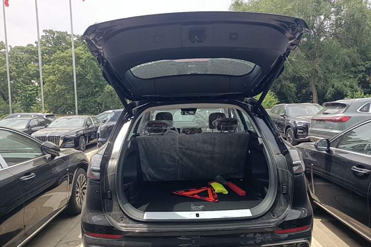 Used Hongqi HS5 2026 Model 2.0T Two-Wheel Drive Qi Xiang Pro Edition Trunk