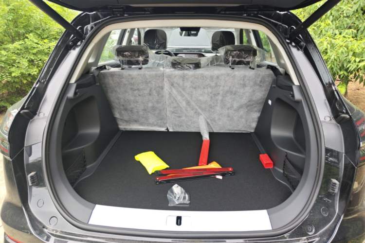 Used Hongqi HS5 2026 Model 2.0T Two-Wheel Drive Qi Xiang Pro Edition Trunk