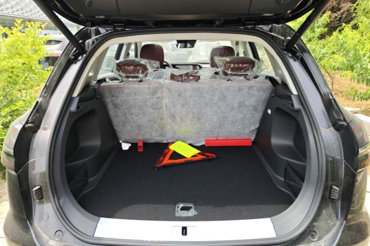 Used Hongqi HS5 2026 Model 2.0T Two-Wheel Drive Qi Xiang Pro Edition Trunk